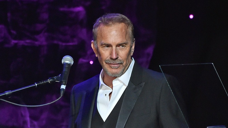 Kevin Costner detrás de un micrófono