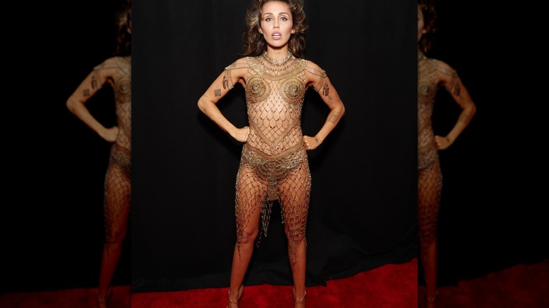 Miley Cyrus con vestido de malla dorada