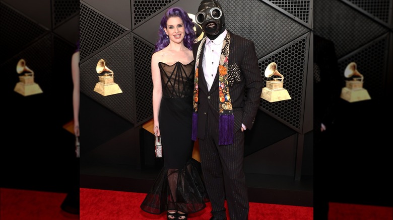 Kelly Osbourne y Sid Wilson con máscara