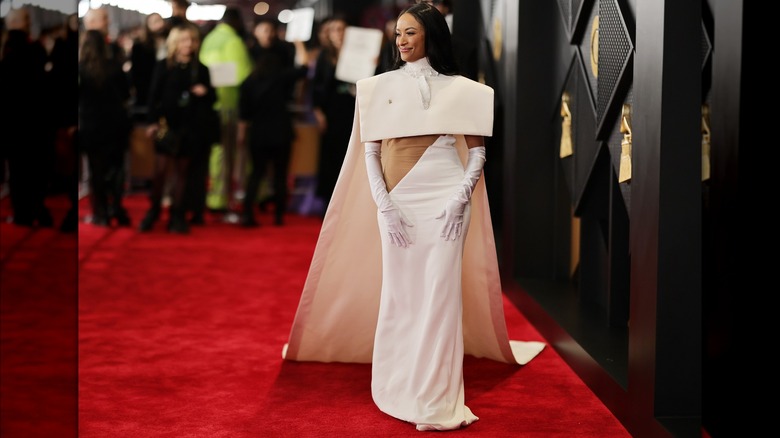 Kat Graham con un vestido blanco