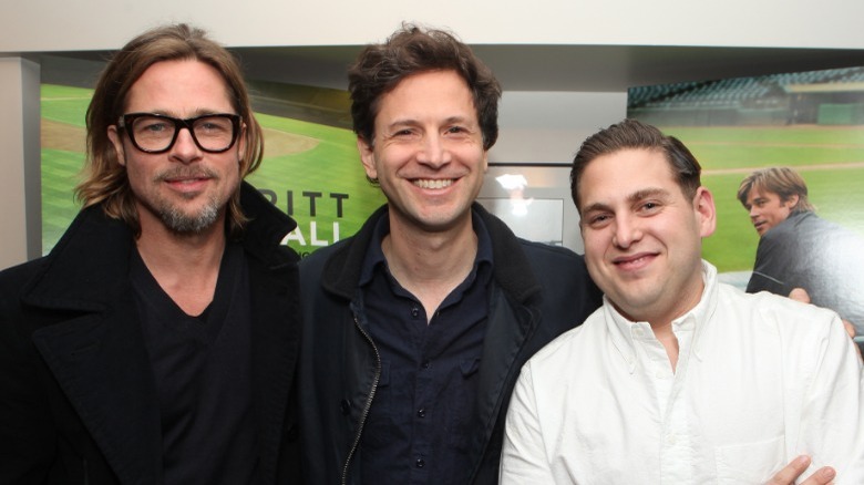 Brad Pitt, Bennett Miller y Jonah Hill sonriendo 