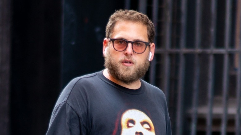 Jonah Hill con gafas y caminando