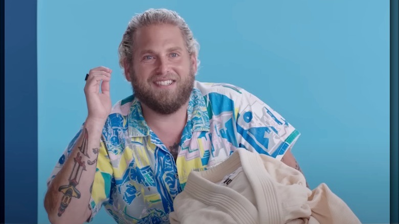 Jonah Hill sosteniendo gi 