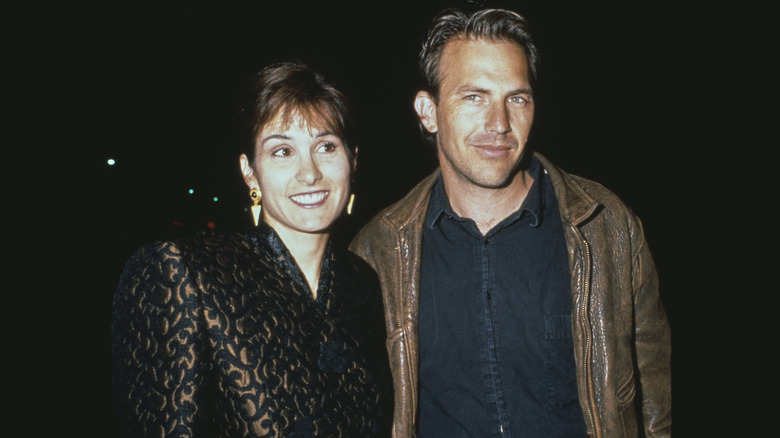 Kevin Costner y Cindy Silva sonriendo