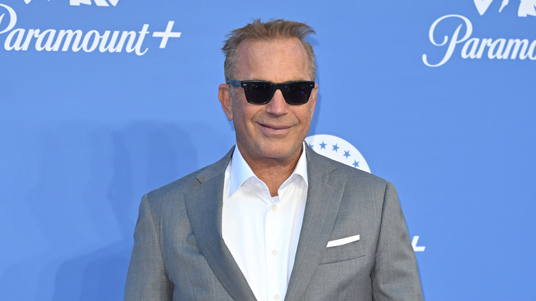 Kevin Costner gafas de sol sonriendo