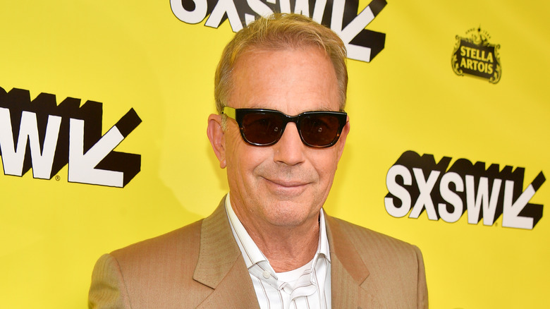 Kevin Costner sonriendo gafas de sol