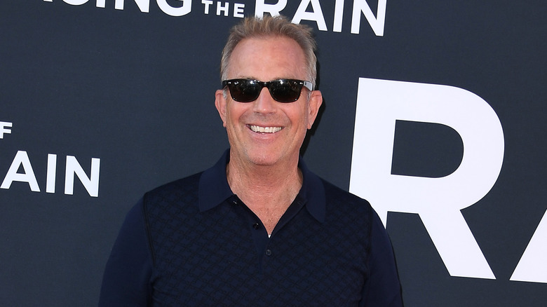 Kevin Costner gafas de sol sonriendo