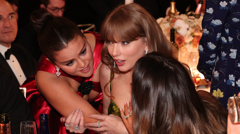 Taylor Swift y Selena Gómez hablando