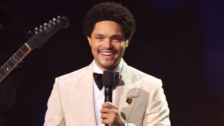 Trevor Noah sonriendo