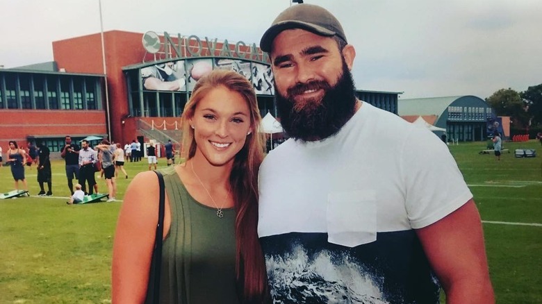 Kylie y Jason Kelce sonriendo al aire libre