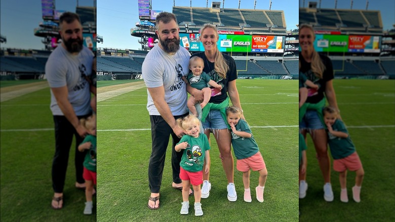 Familia Kelce posando en el campo