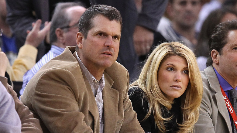 Jim Harbaugh y Sarah Harbaugh en serio