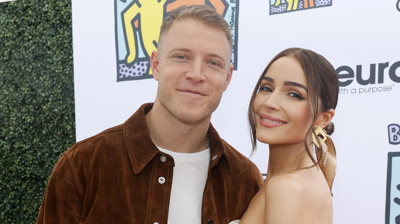 Christian McCaffrey y Olivia Culpo sonriendo