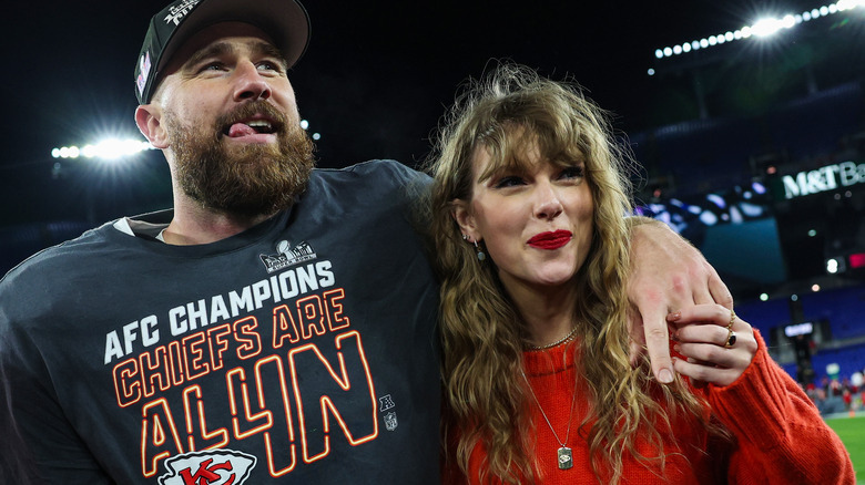 Travis Kelce y Taylor Swift sonriendo