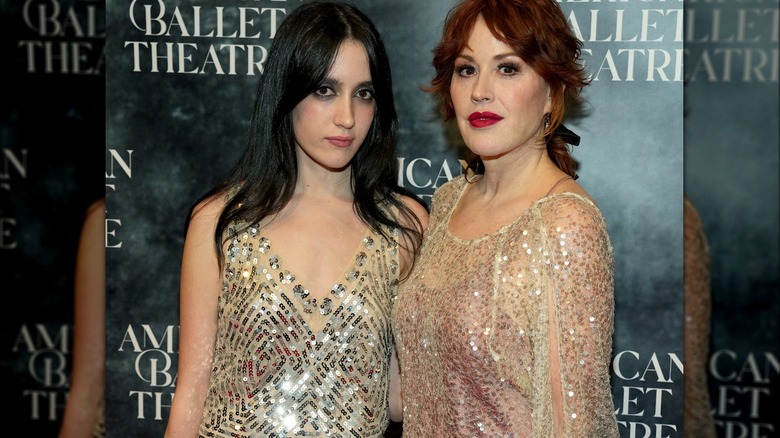 Mathilda Gianopoulos y Molly Ringwald en el evento de alfombra roja