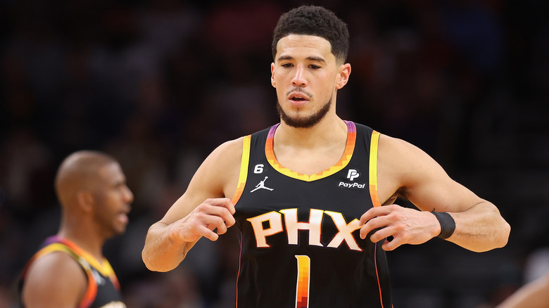 Devin Booker sacándose la camiseta