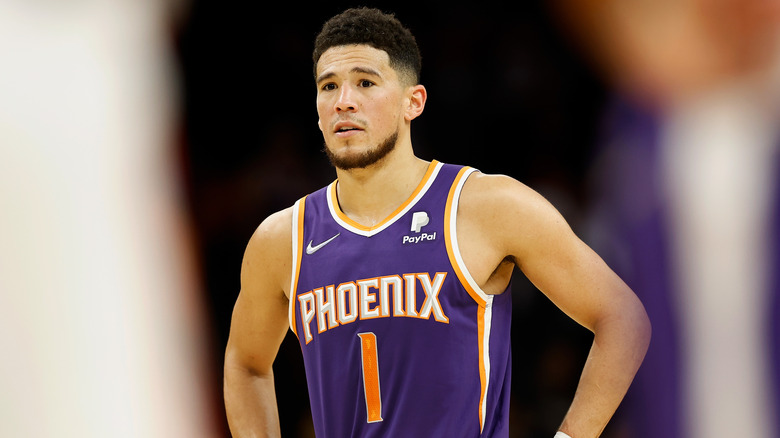 Devin Booker con camiseta morada