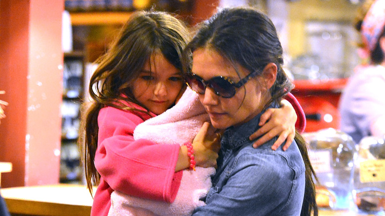 Katie Holmes abrazando a Suri Cruise