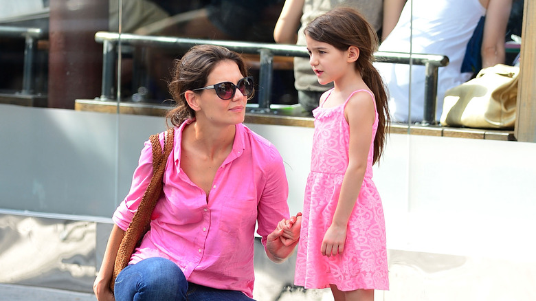 Katie Holmes y Suri Cruise tomados de la mano