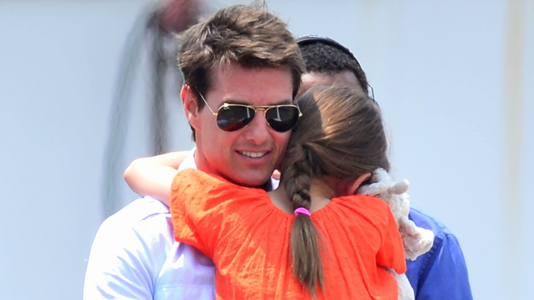 Tom Cruise abrazando a Suri