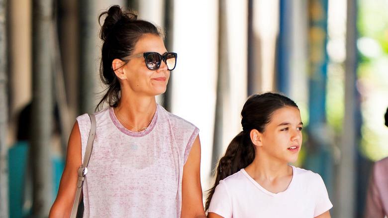 Katie Holmes y Suri Cruise caminando