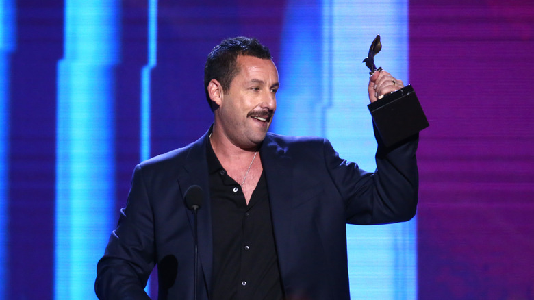 Adam Sandler aceptando un premio