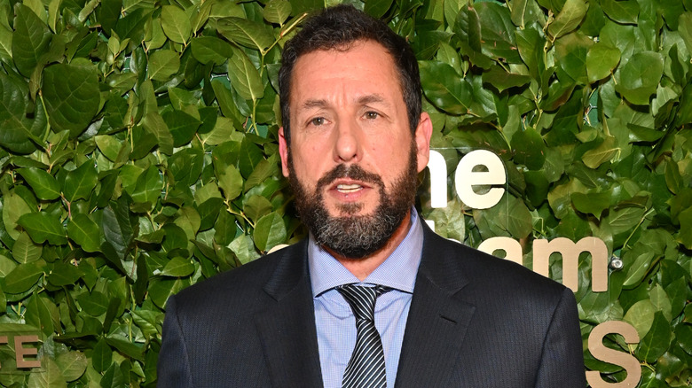 Adam Sandler posando con premio