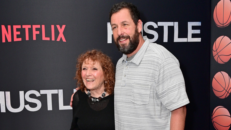 Adam Sandler posa con su madre Judy