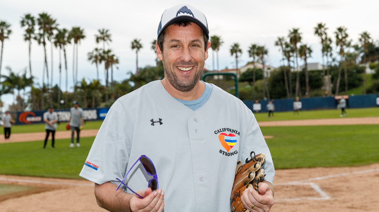 Adam Sandler jugando béisbol