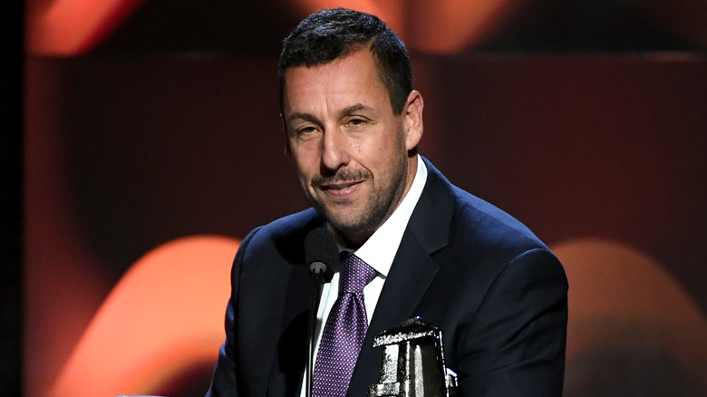 Adam Sandler aceptando un premio cinematográfico