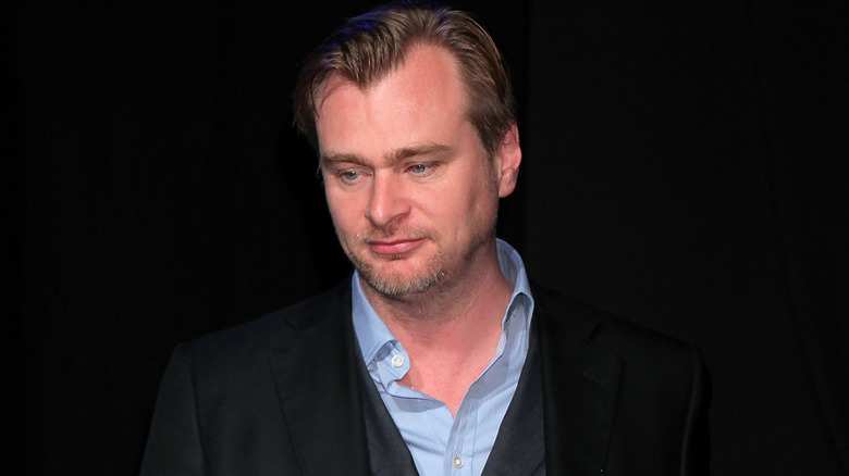 Christopher Nolan mirando hacia abajo