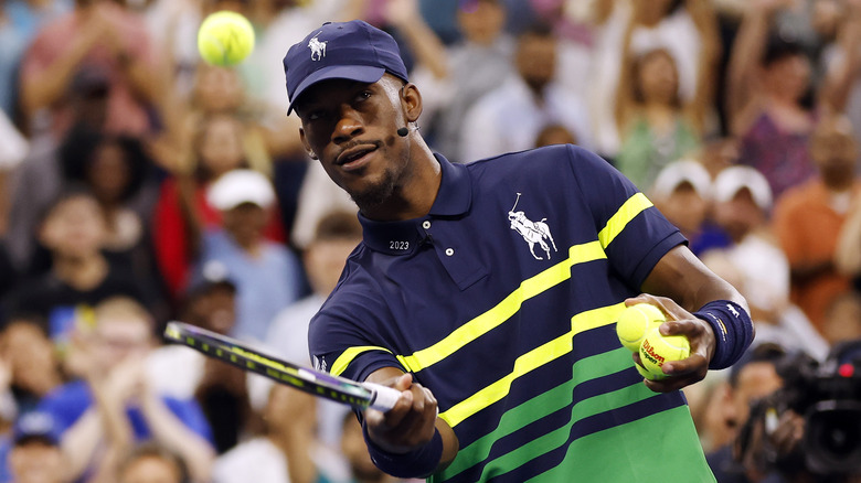 Jimmy Butler balanceando raqueta de tenis