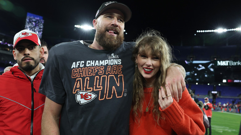 Travis Kelce con el brazo alrededor de Taylor Swift