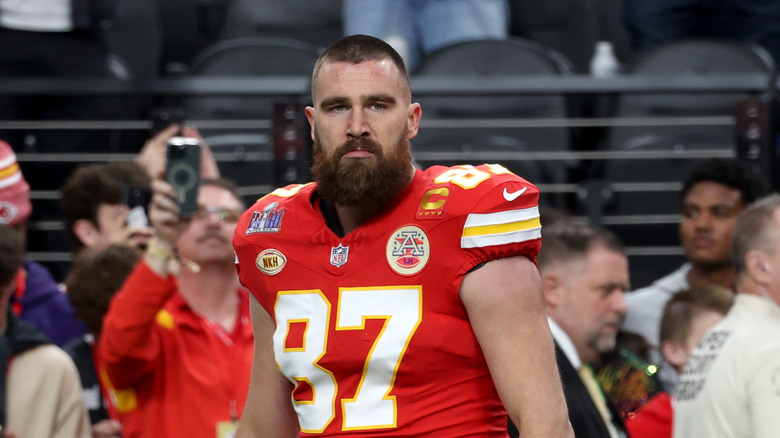 Travis Kelce luce serio en el campo de fútbol