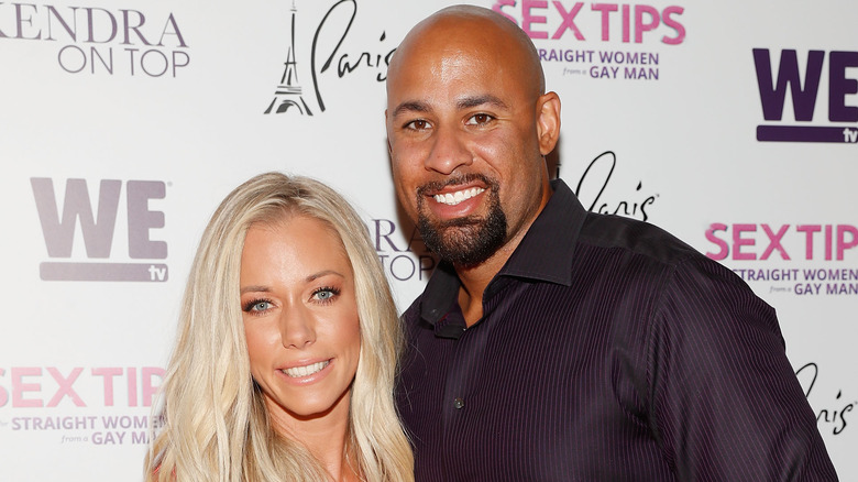 Kendra Wilkinson y Hank Baskett sonriendo