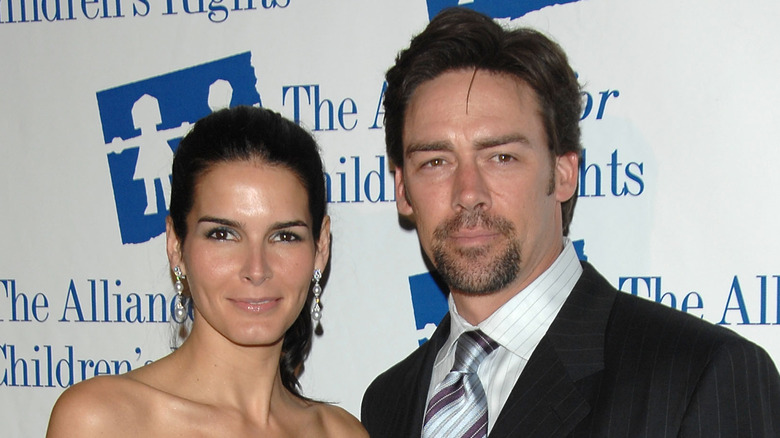 Angie Harmon y Jason Sehorn sonriendo