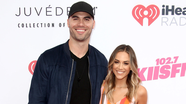 Jana Kramer y Mike Caussin sonriendo