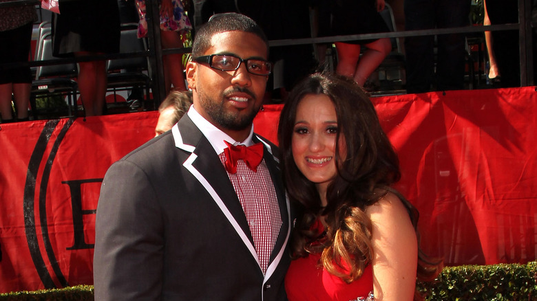 Arian Foster y Romina Lombardo Foster sonriendo