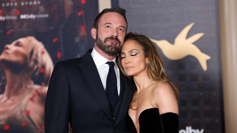 Ben Affleck y Jennifer López abrazados