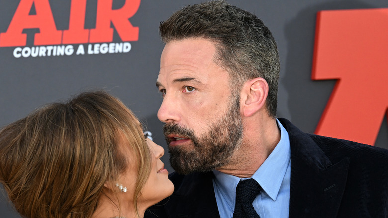 Jennifer López y Ben Affleck besándose