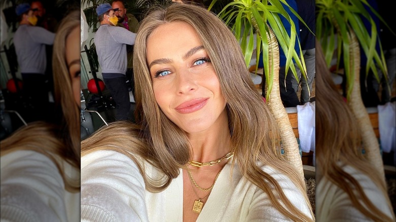 Julianne Hough se toma una selfie.