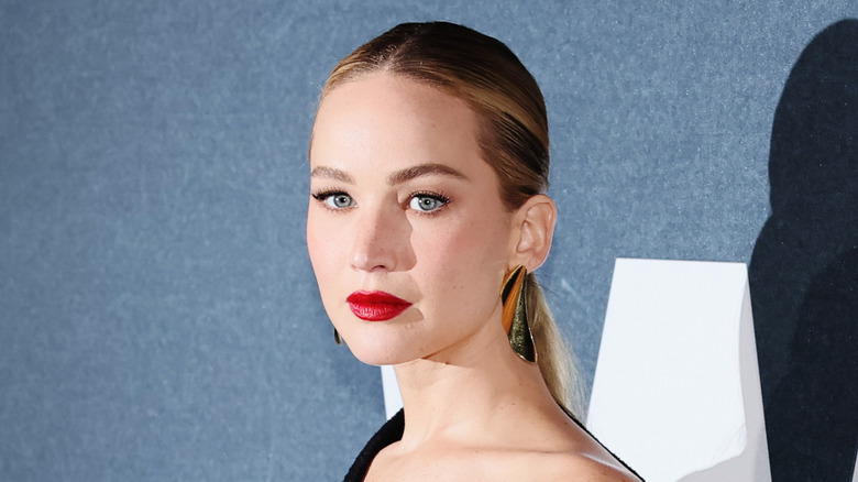 Jennifer Lawrence con el pelo peinado hacia atrás