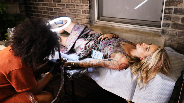 Paris Jackson haciéndose un tatuaje