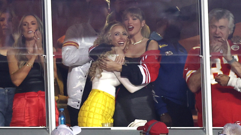 Brittany Mahomes abrazando a Taylor Swift