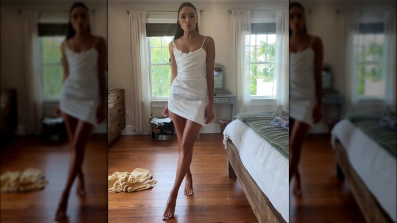 Olivia Culpo posando con minivestido blanco