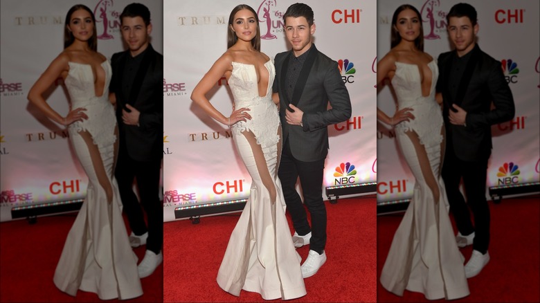 Olivia Culpo y Nick Jonas posando