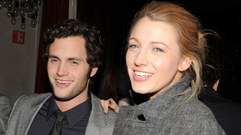 Blake Lively y Penn Badgley sonriendo