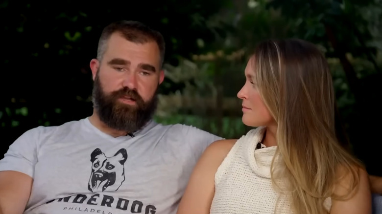 Kylie McDevitt mira fijamente a Jason Kelce