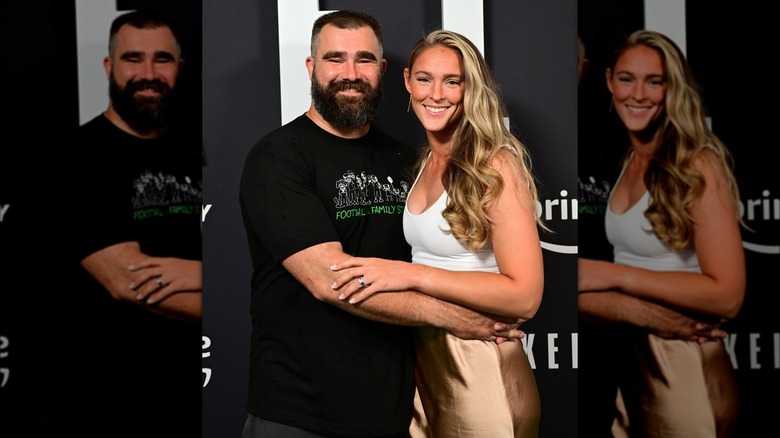 Jason Kelce y McDevitt se abrazan en la alfombra roja