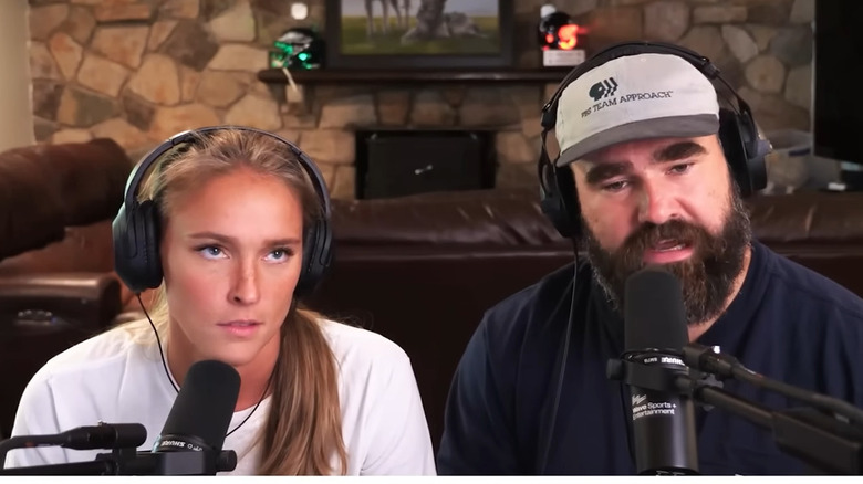 Kylie McDevitt pone los ojos en blanco ante Jason Kelce